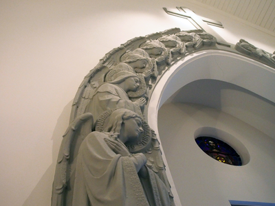 827988 Interieur van de kapel van het St. Gregoriushuis (Herenstraat 4K) te Utrecht: zandstenen boog met gebeeldhouwde ...